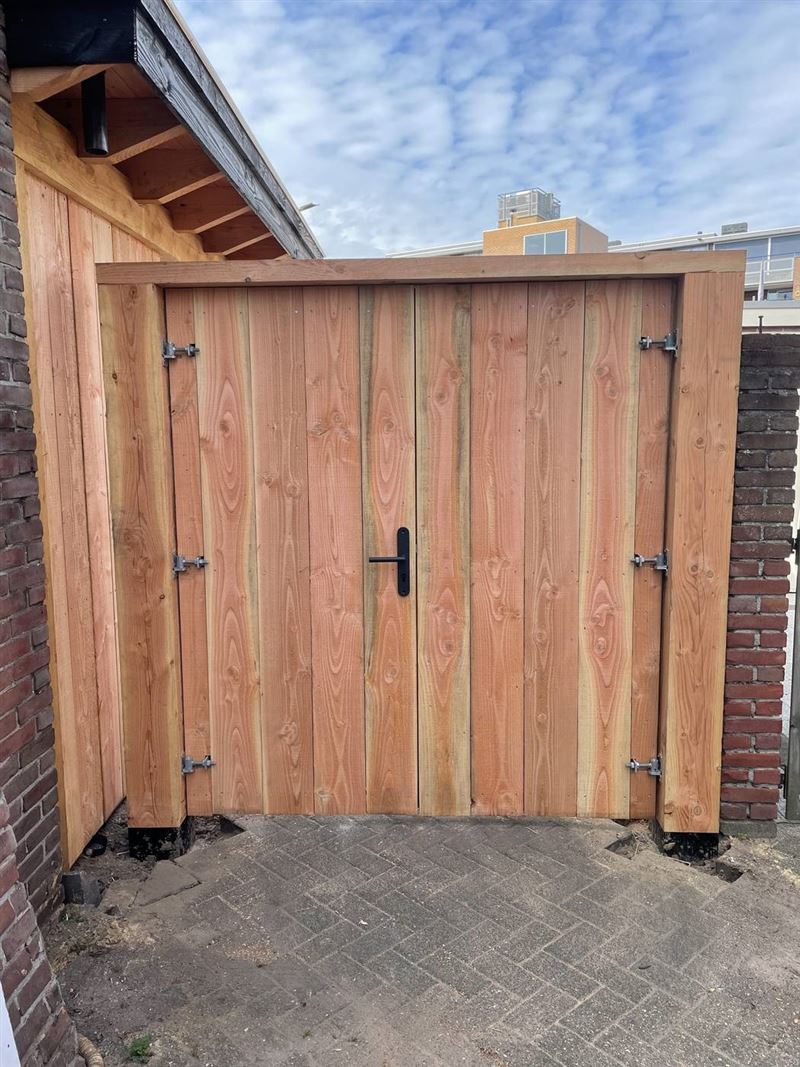 Douglas overkapping met maatwerk poort in Aalst-Waalre