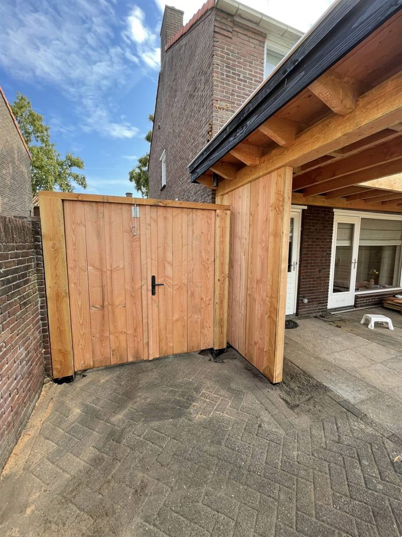 Douglas overkapping met poort en lichtstraat in Aalst-Waalre