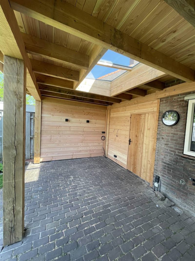 Buitenkamer met zithoek, tv en lichtstraat in Aalst-Waalre