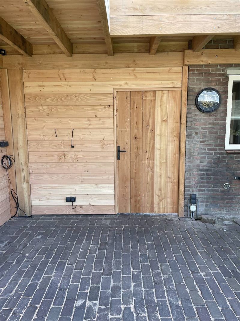 Buitenkamer met zithoek, tv en lichtstraat in Aalst-Waalre