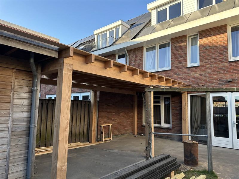 Volledig ge&iuml;soleerde buitenkamer met glazen schuifpuien in Eindhoven