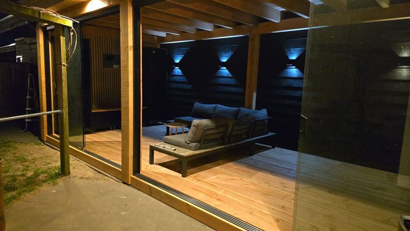 Volledig geïsoleerde buitenkamer met glazen schuifpuien in Eindhoven