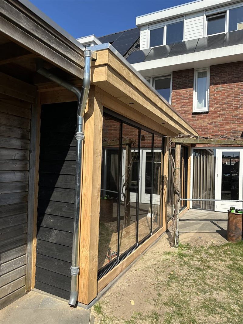 Volledig ge&iuml;soleerde buitenkamer met glazen schuifpuien in Eindhoven