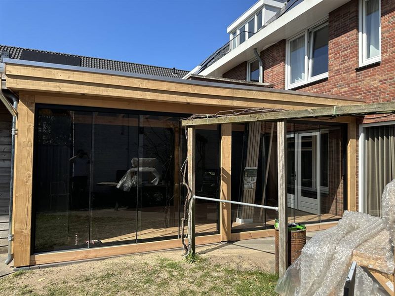 Volledig ge&iuml;soleerde buitenkamer met glazen schuifpuien in Eindhoven