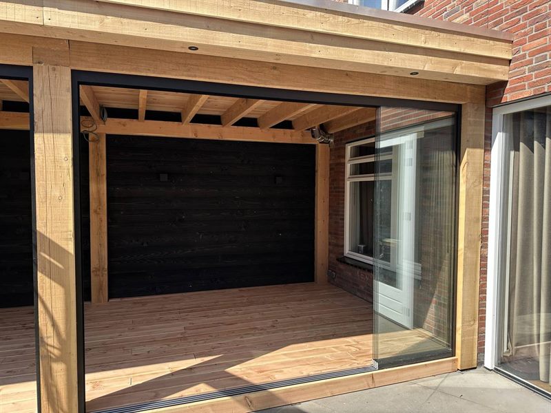 Volledig ge&iuml;soleerde buitenkamer met glazen schuifpuien in Eindhoven