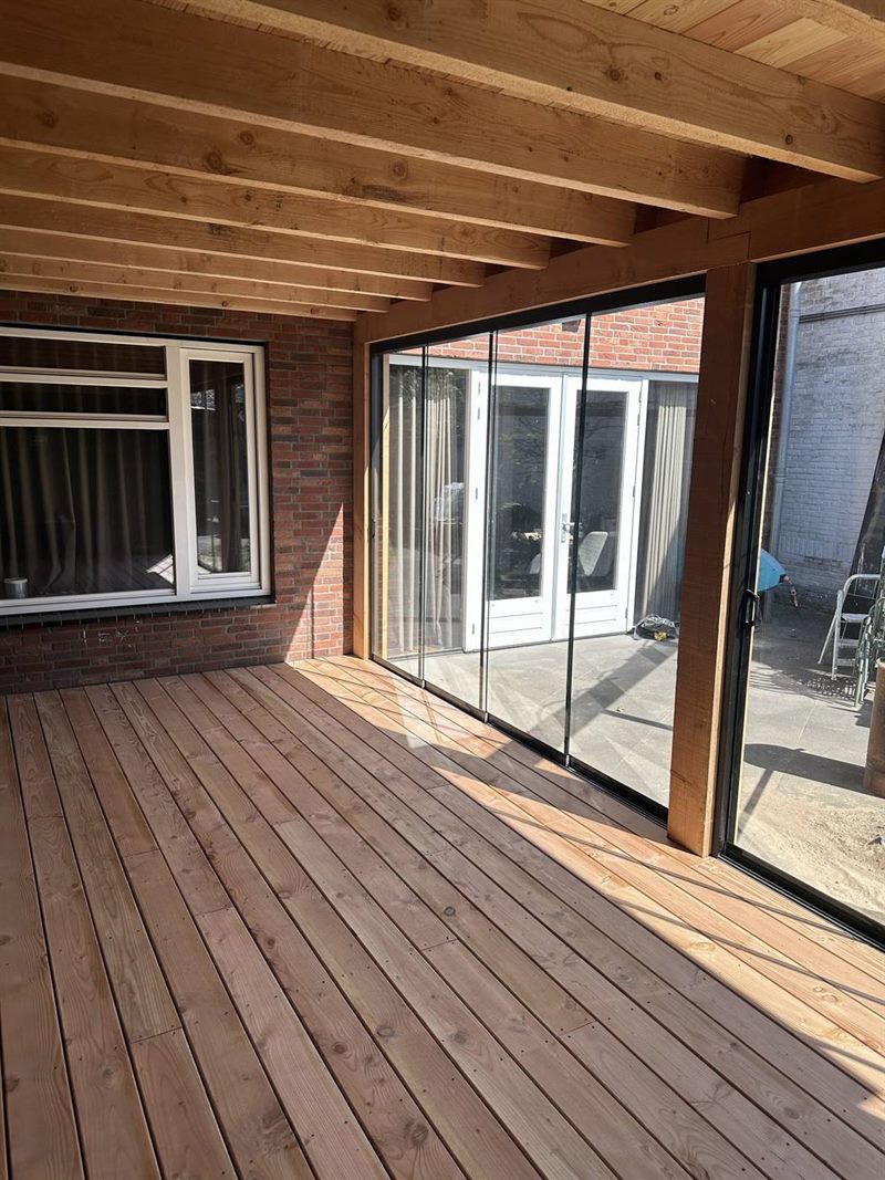 Volledig ge&iuml;soleerde buitenkamer met glazen schuifpuien in Eindhoven