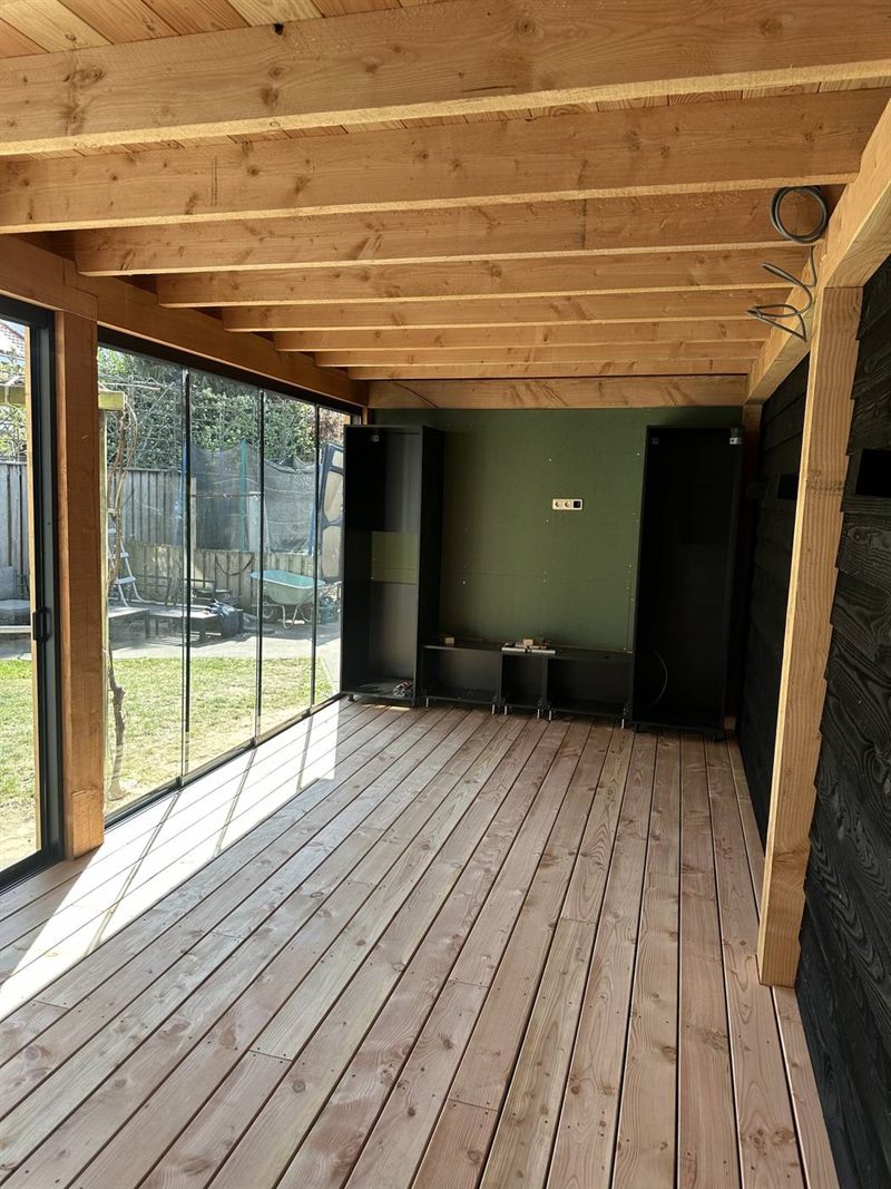 Volledig ge&iuml;soleerde buitenkamer met glazen schuifpuien in Eindhoven