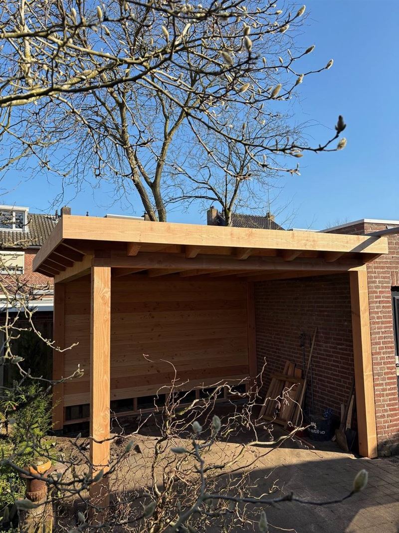 Strakke douglas overkapping met blinde wand in regio Eindhoven
