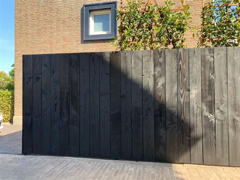 Maatwerk schutting in zwart hout, Waalre