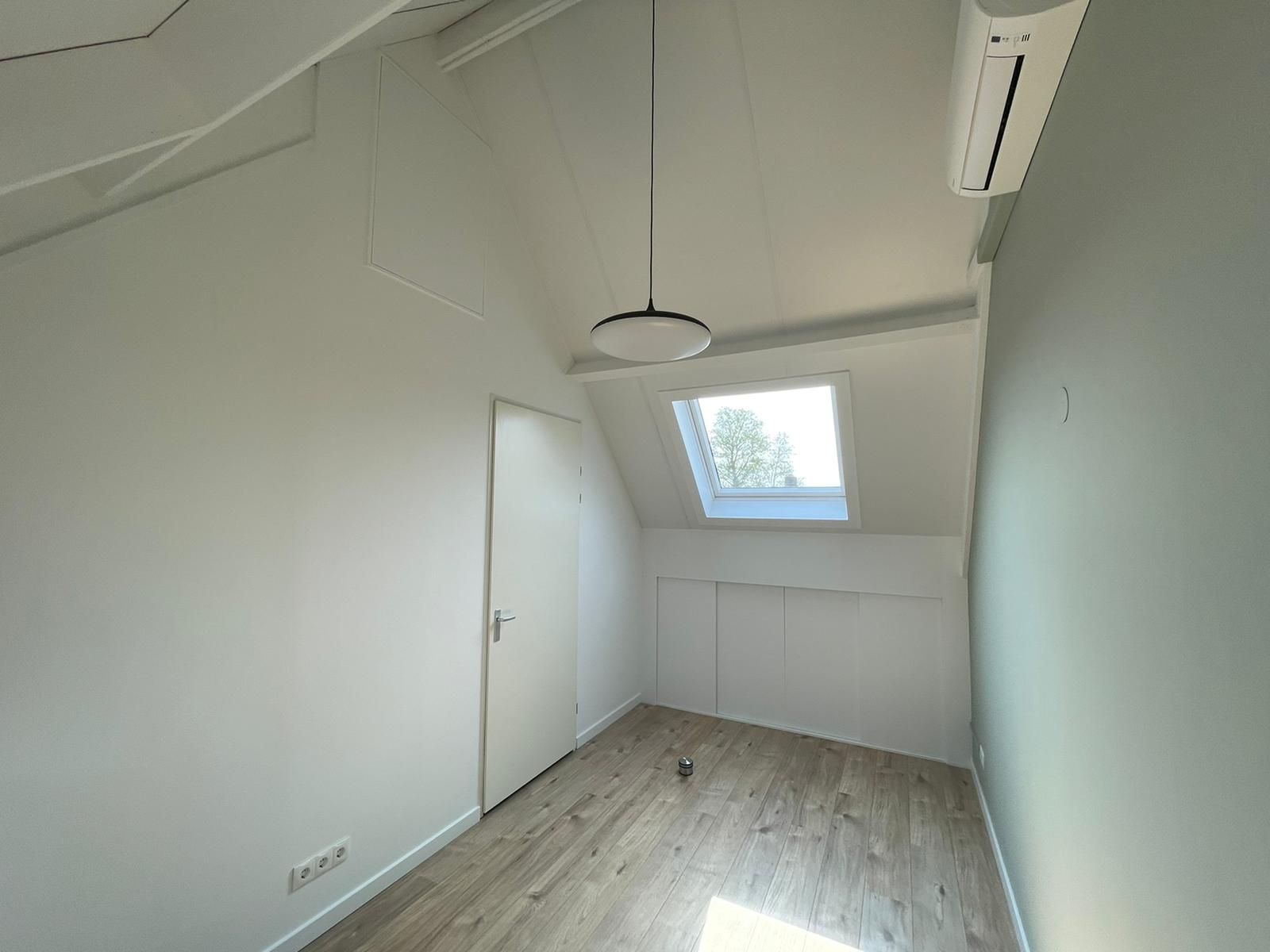 Zolderrenovatie met knieschotten in Waalre